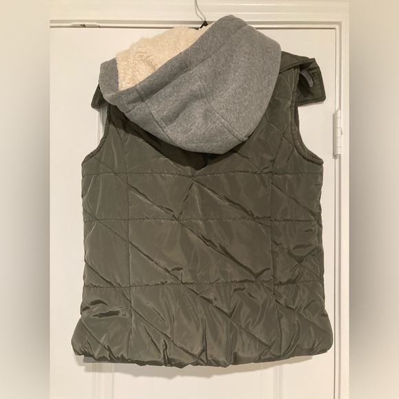 Ci Sono sleeveless olive green hooded puffer coat with pockets | zipper placket - Picture 3 of 6